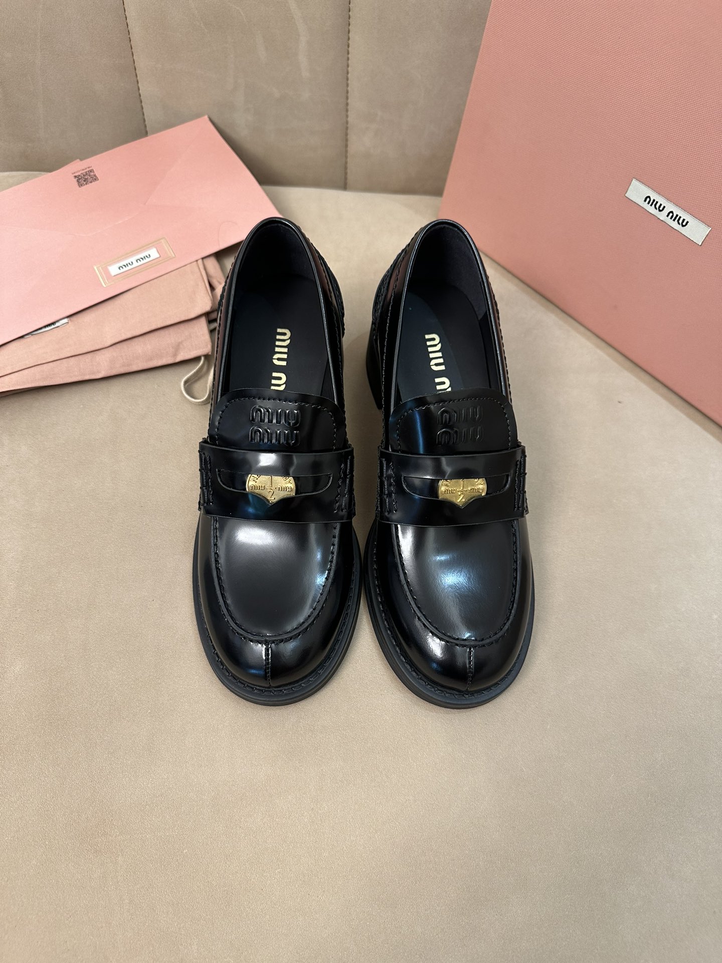 MiuMiu נעליים מוֹקָסִינִים Calfskin קווייד עור כבשים