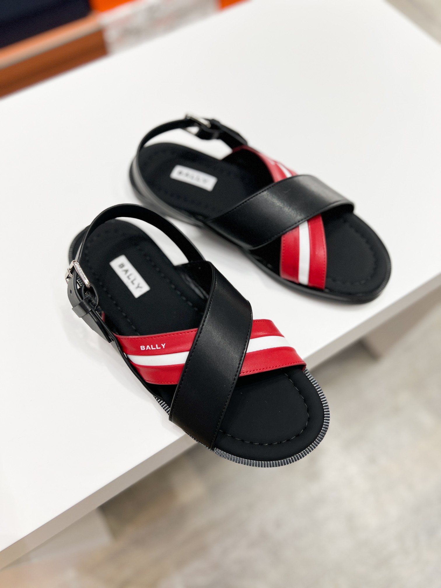 NO:779435,B Top Purchasing Agent Bajia Men's Spring and Summer Slippers Counter Synchronization. The uppers are imported cowhide from Italy with logo webbing. The soles are specially provided by the original factory. The exclusive molded soles are super comfortable. Original factory follow-up goods. High quality. You can enter and leave the counter at will. Welcome to compare. Size 38-45, slippers, cowhide19860909B 顶级代购 巴 家男士春夏拖鞋专柜同步 鞋面意大利进口牛皮搭配标志织带,鞋底原厂特供原版底,独家活动成型底超级舒适,原厂跟单货,森高品质,可随意进出专柜,欢迎对比 码数38-45,,slippers,cowhide,Men's shoes