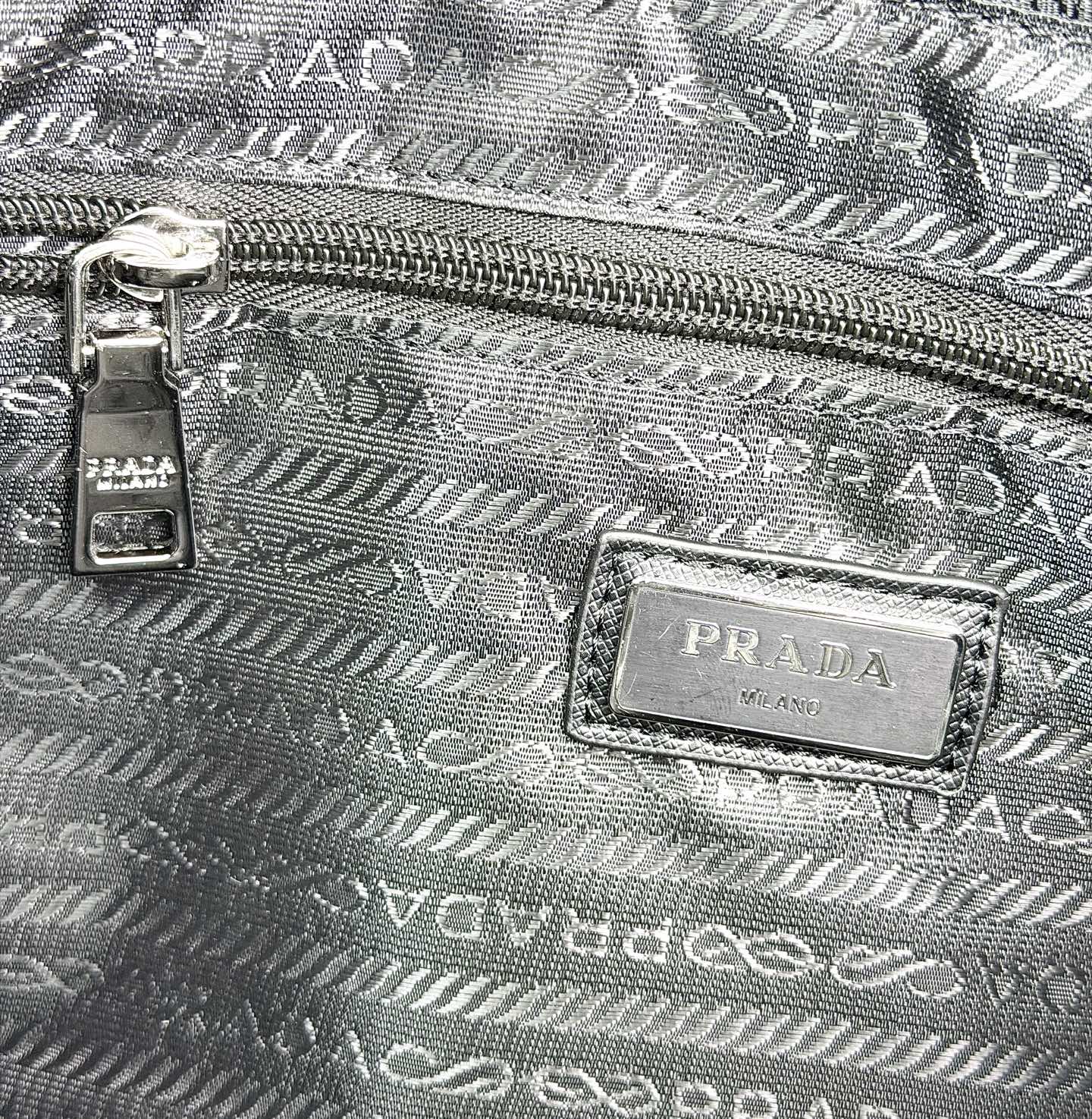 Prada 双肩包🎒采用​​黑色再生尼龙面料​​（Re-Nylon），具有防水、耐磨、抗皱等特性，是Pr