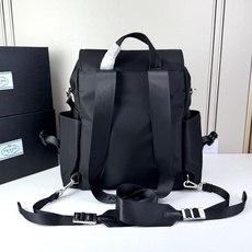 Prada普拉达 Explore系列双肩包采用标志性再生尼龙布,环保又耐用!黑银配色+三角徽标,低调有辨 Prada普拉达 Explore系列双肩包采用标志性再生尼龙布,环保又耐用!黑银配色+三角徽标,低调有辨