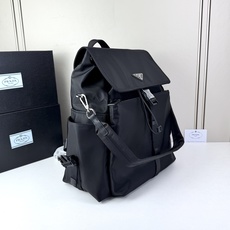 Prada普拉达 Explore系列双肩包采用标志性再生尼龙布,环保又耐用!黑银配色+三角徽标,低调有辨 Prada普拉达 Explore系列双肩包采用标志性再生尼龙布,环保又耐用!黑银配色+三角徽标,低调有辨