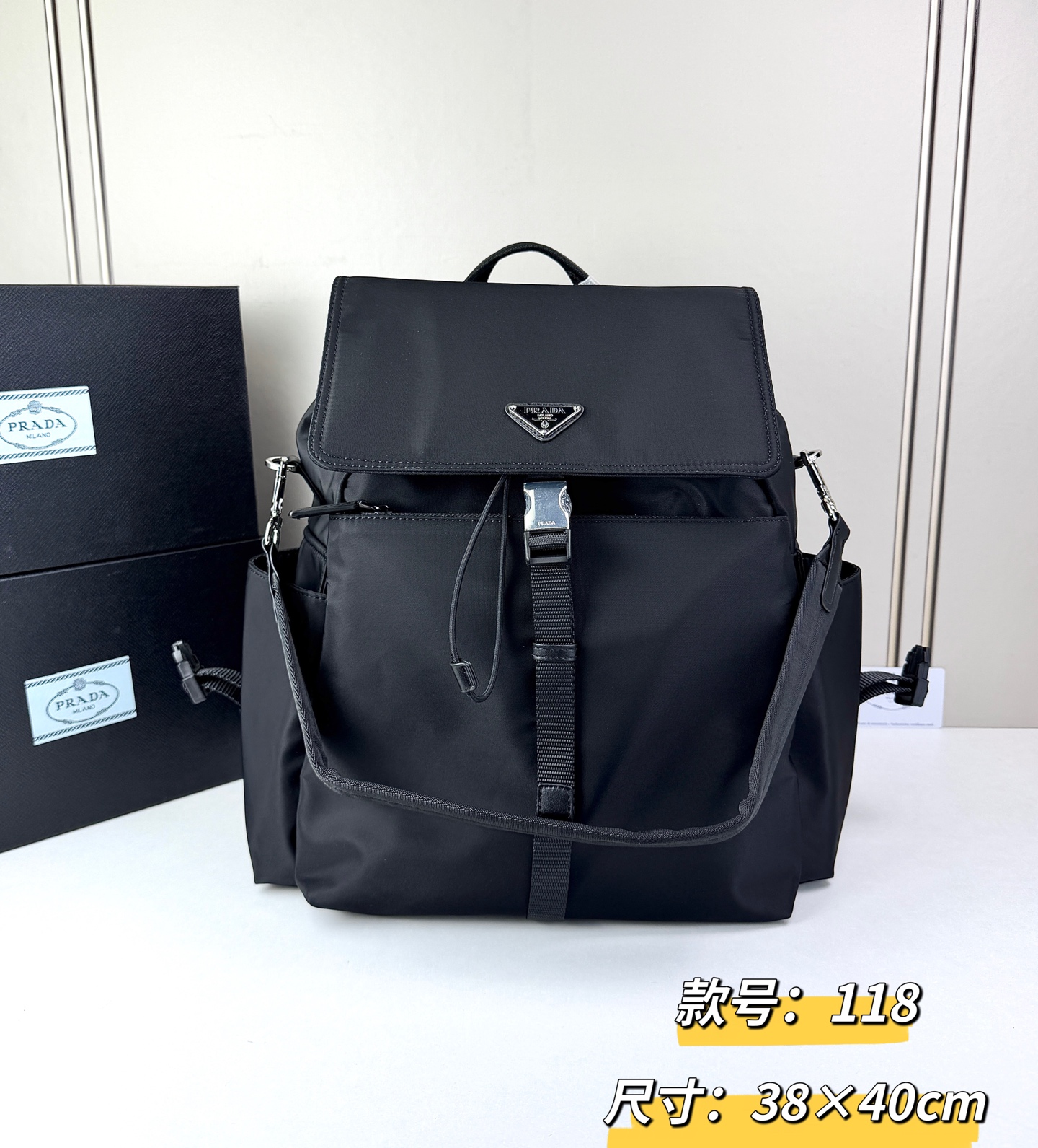 Prada普拉达 Explore系列双肩包采用标志性再生尼龙布,环保又耐用!黑银配色+三角徽标,低调有辨 Prada普拉达 Explore系列双肩包采用标志性再生尼龙布,环保又耐用!黑银配色+三角徽标,低调有辨