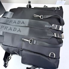 Prada普拉达 Explore系列双肩包采用标志性再生尼龙布,环保又耐用!黑银配色+三角徽标,低调有辨 Prada普拉达 Explore系列双肩包采用标志性再生尼龙布,环保又耐用!黑银配色+三角徽标,低调有辨