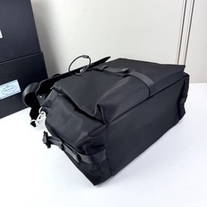Prada普拉达 Explore系列双肩包采用标志性再生尼龙布,环保又耐用!黑银配色+三角徽标,低调有辨 Prada普拉达 Explore系列双肩包采用标志性再生尼龙布,环保又耐用!黑银配色+三角徽标,低调有辨