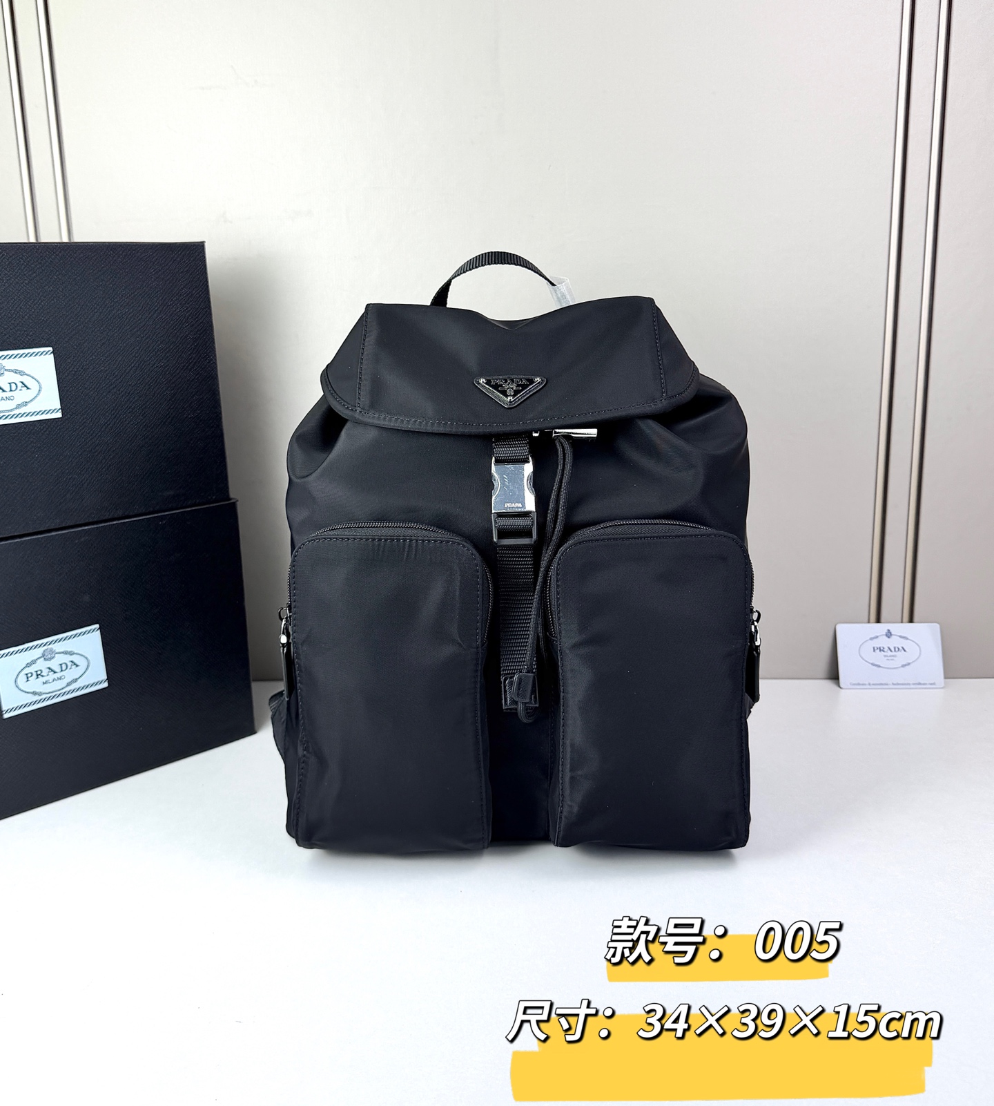 Prada 双肩包🎒采用​​黑色再生尼龙面料​​（Re-Nylon），具有防水、耐磨、抗皱等特性，是Pr
