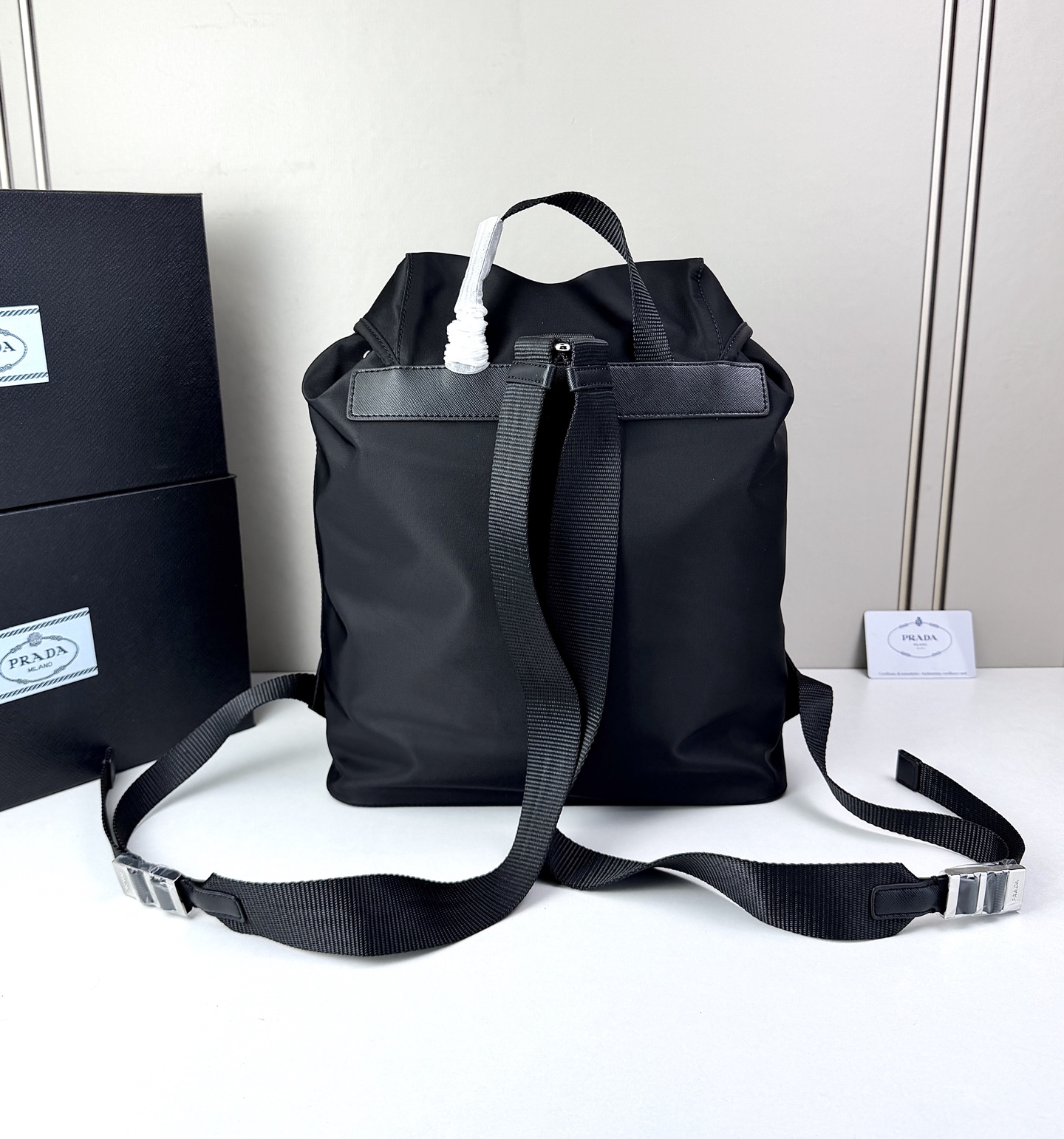 Prada 双肩包🎒采用​​黑色再生尼龙面料​​（Re-Nylon），具有防水、耐磨、抗皱等特性，是Pr