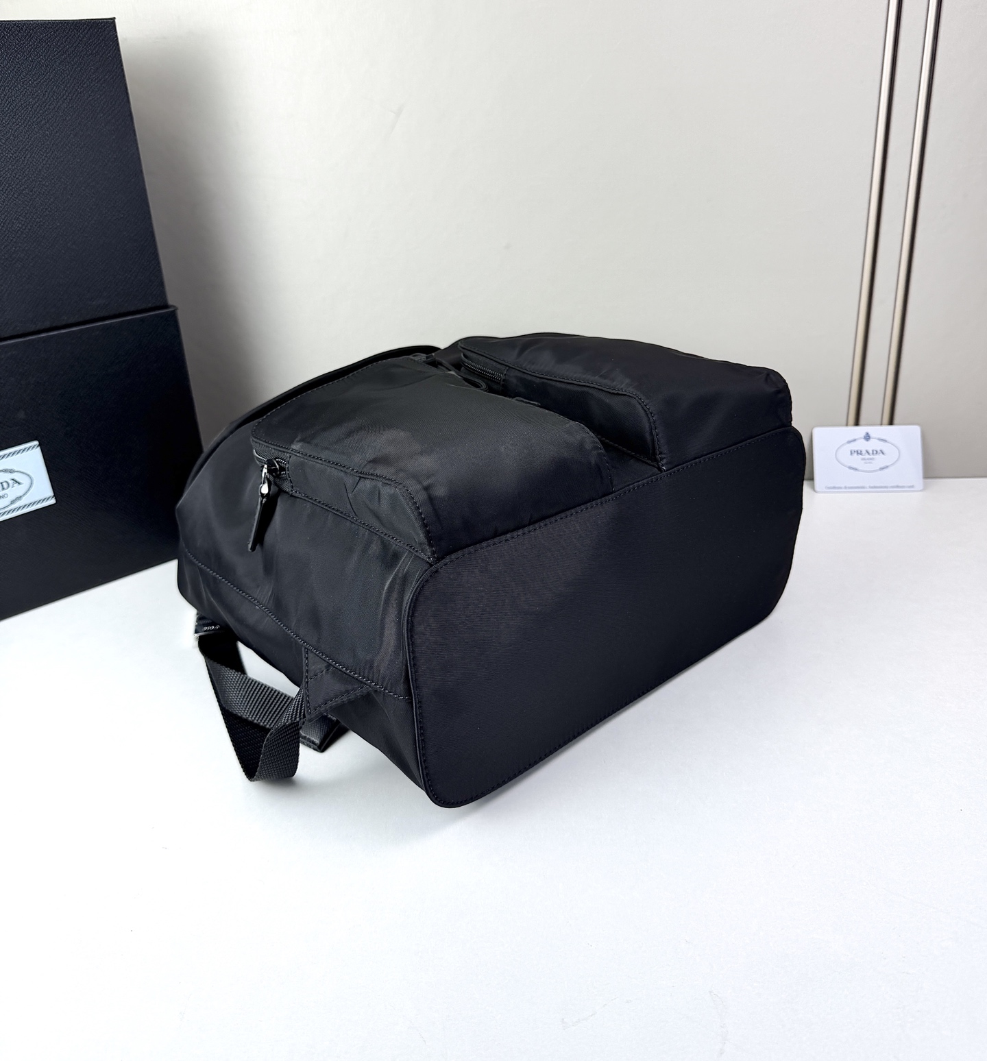 Prada 双肩包🎒采用​​黑色再生尼龙面料​​（Re-Nylon），具有防水、耐磨、抗皱等特性，是Pr
