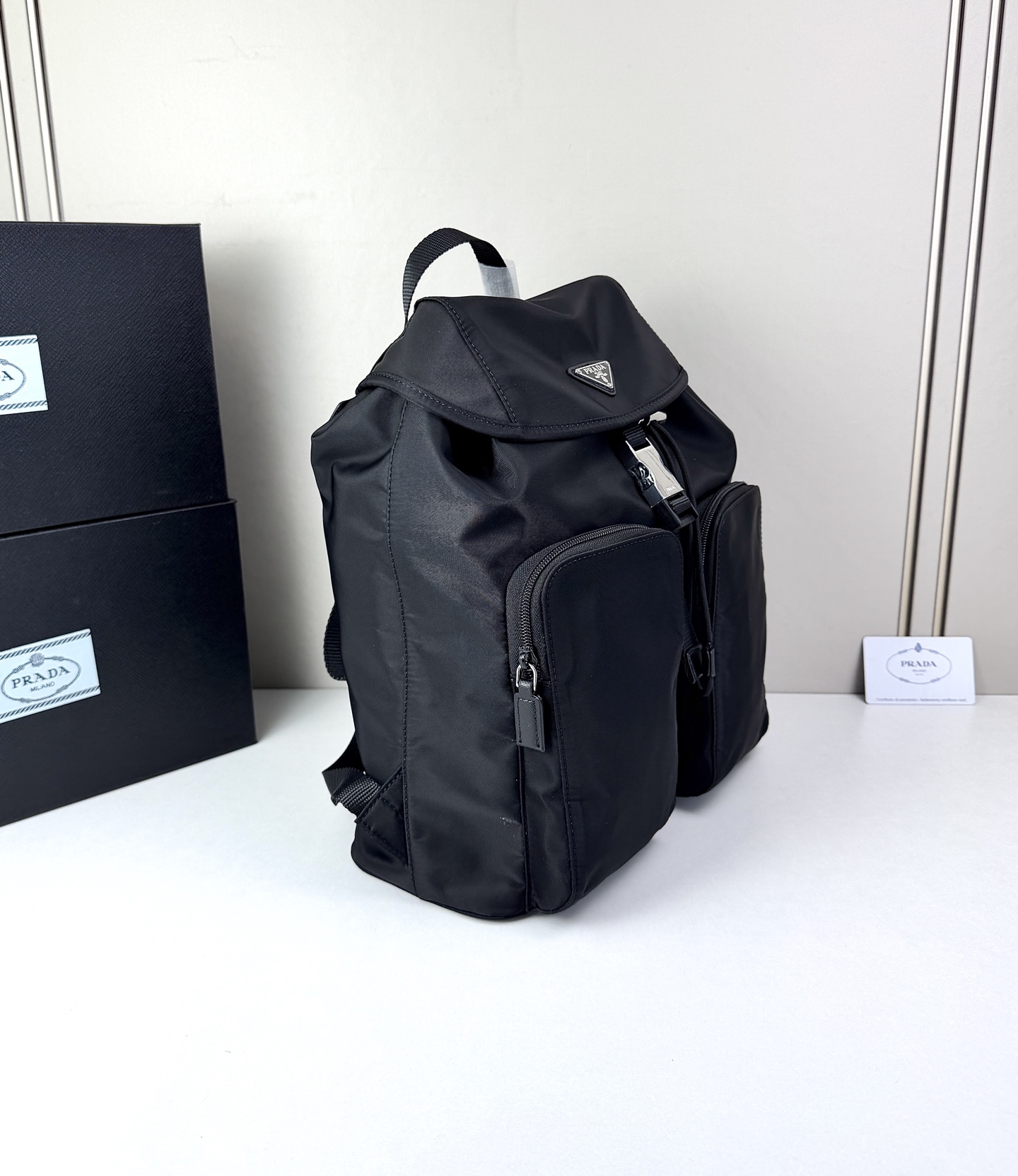 Prada 双肩包🎒采用​​黑色再生尼龙面料​​（Re-Nylon），具有防水、耐磨、抗皱等特性，是Pr