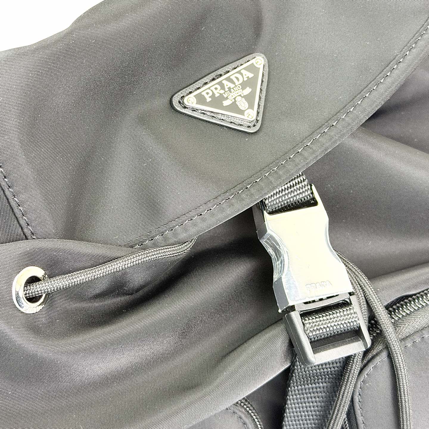 Prada 双肩包🎒采用​​黑色再生尼龙面料​​（Re-Nylon），具有防水、耐磨、抗皱等特性，是Pr