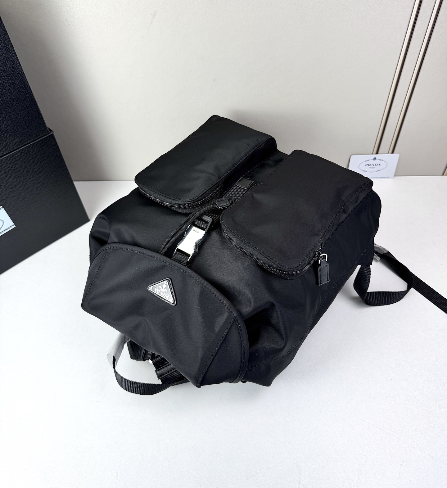 Prada 双肩包🎒采用​​黑色再生尼龙面料​​（Re-Nylon），具有防水、耐磨、抗皱等特性，是Pr