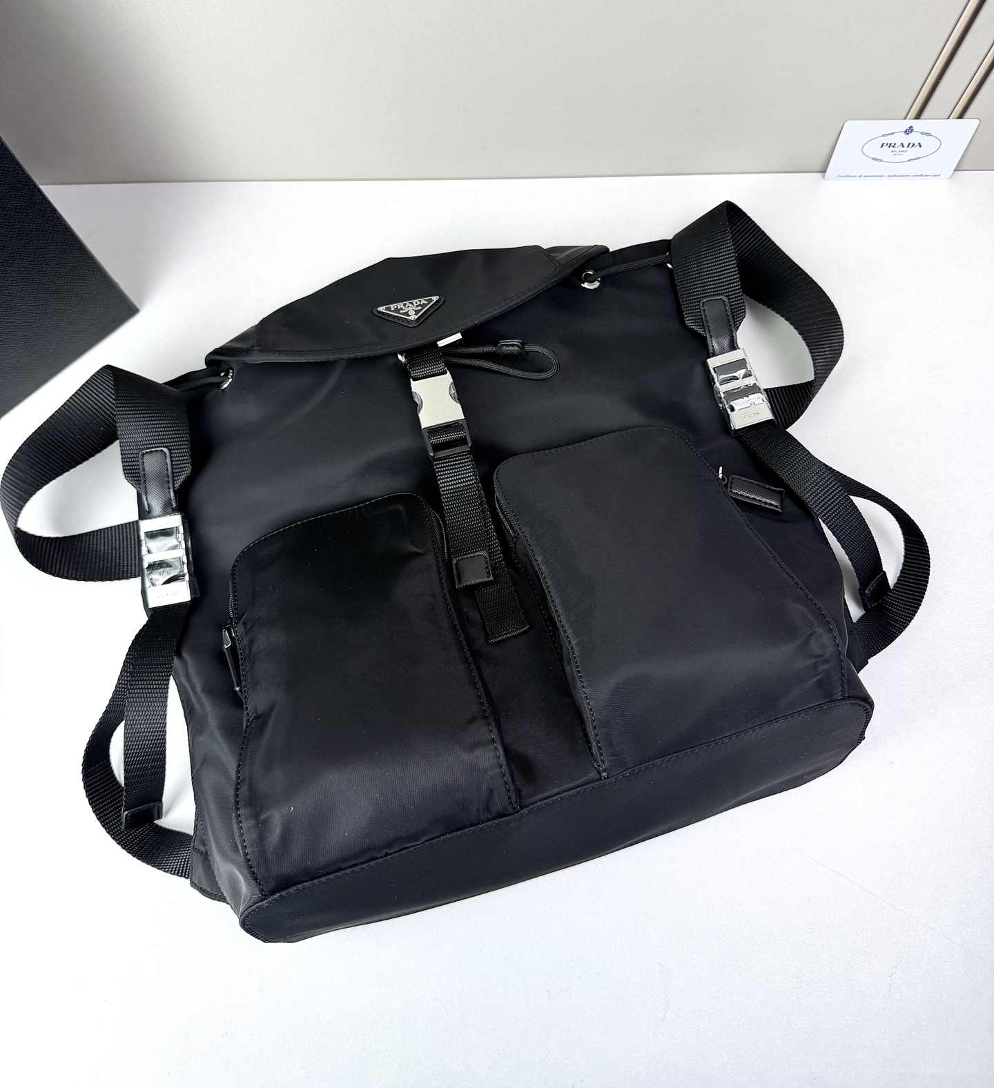 Prada 双肩包🎒采用​​黑色再生尼龙面料​​（Re-Nylon），具有防水、耐磨、抗皱等特性，是Pr