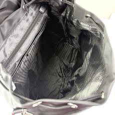 🎉Prada 新款双肩背包🎉(大号)这款Re-Nylon双肩背包采用经典尼龙面料设计,顶级五金,融合创新 🎉Prada 新款双肩背包🎉(大号)这款Re-Nylon双肩背包采用经典尼龙面料设计,顶级五金,融合创新