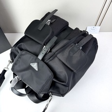 🎉Prada 新款双肩背包🎉(大号)这款Re-Nylon双肩背包采用经典尼龙面料设计,顶级五金,融合创新 🎉Prada 新款双肩背包🎉(大号)这款Re-Nylon双肩背包采用经典尼龙面料设计,顶级五金,融合创新