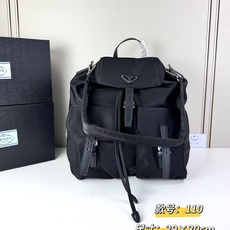 🎉Prada 新款双肩背包🎉(大号)这款Re-Nylon双肩背包采用经典尼龙面料设计,顶级五金,融合创新 🎉Prada 新款双肩背包🎉(大号)这款Re-Nylon双肩背包采用经典尼龙面料设计,顶级五金,融合创新