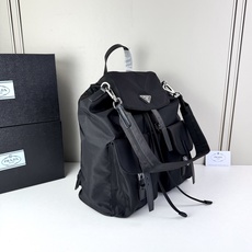 🎉Prada 新款双肩背包🎉(大号)这款Re-Nylon双肩背包采用经典尼龙面料设计,顶级五金,融合创新 🎉Prada 新款双肩背包🎉(大号)这款Re-Nylon双肩背包采用经典尼龙面料设计,顶级五金,融合创新