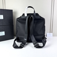 🎉Prada 新款双肩背包🎉(大号)这款Re-Nylon双肩背包采用经典尼龙面料设计,顶级五金,融合创新 🎉Prada 新款双肩背包🎉(大号)这款Re-Nylon双肩背包采用经典尼龙面料设计,顶级五金,融合创新
