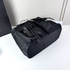 🎉Prada 新款双肩背包🎉(大号)这款Re-Nylon双肩背包采用经典尼龙面料设计,顶级五金,融合创新 🎉Prada 新款双肩背包🎉(大号)这款Re-Nylon双肩背包采用经典尼龙面料设计,顶级五金,融合创新