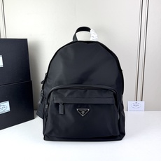 ✨ Prada 最新双肩背包🎒 进口原厂降落伞布料 采用进口设备✈️+线路均有清晰ZP 可调试织物肩带 ✨ Prada 最新双肩背包🎒 进口原厂降落伞布料 采用进口设备✈️+线路均有清晰ZP 可调试织物肩带
