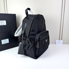 ✨ Prada 最新双肩背包🎒 进口原厂降落伞布料 采用进口设备✈️+线路均有清晰ZP 可调试织物肩带 ✨ Prada 最新双肩背包🎒 进口原厂降落伞布料 采用进口设备✈️+线路均有清晰ZP 可调试织物肩带