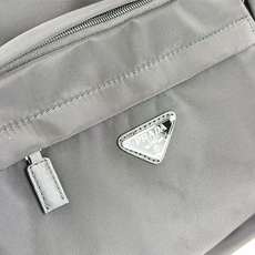 ✨ Prada 最新双肩背包🎒 进口原厂降落伞布料 采用进口设备✈️+线路均有清晰ZP 可调试织物肩带 ✨ Prada 最新双肩背包🎒 进口原厂降落伞布料 采用进口设备✈️+线路均有清晰ZP 可调试织物肩带