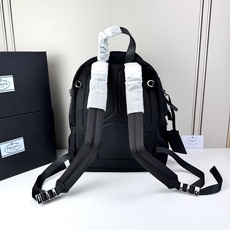 ✨ Prada 最新双肩背包🎒 进口原厂降落伞布料 采用进口设备✈️+线路均有清晰ZP 可调试织物肩带 ✨ Prada 最新双肩背包🎒 进口原厂降落伞布料 采用进口设备✈️+线路均有清晰ZP 可调试织物肩带