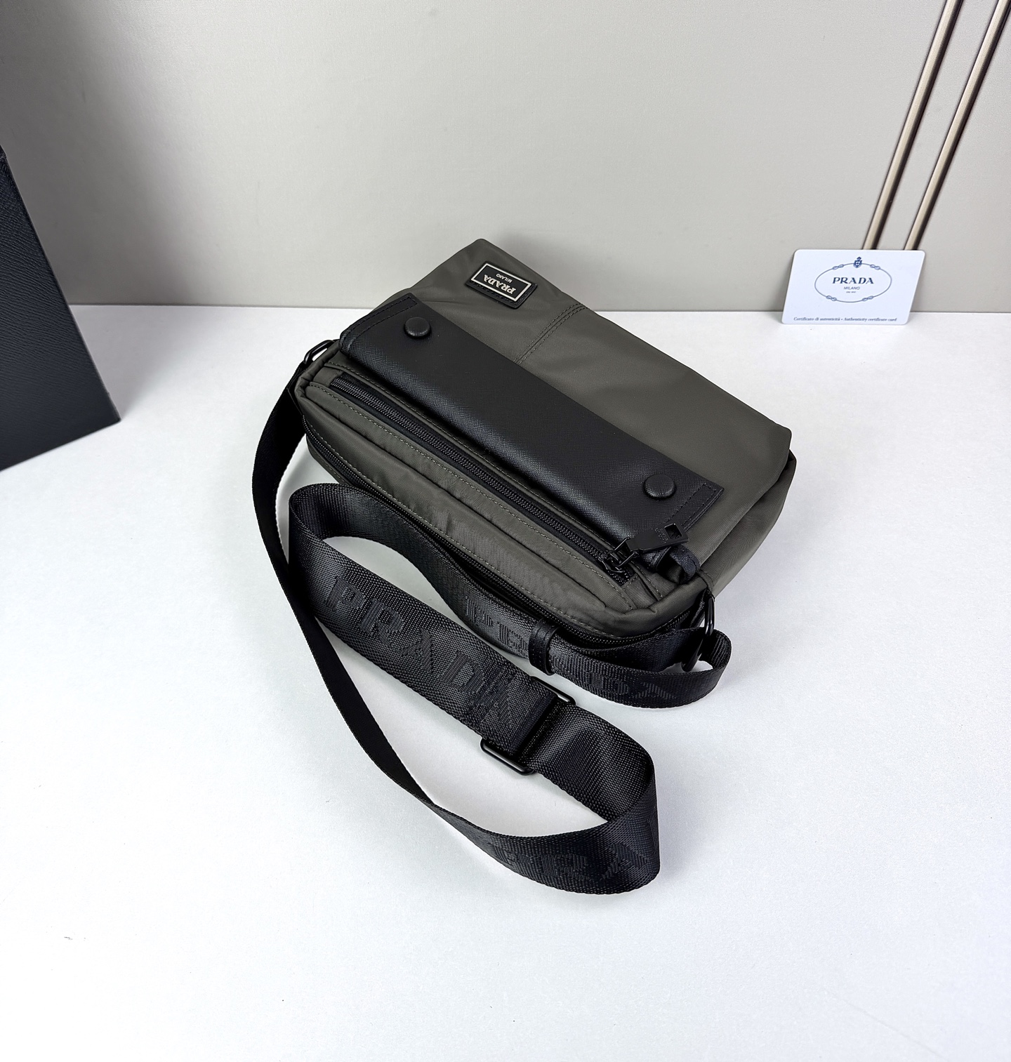 ​​ Prada（普拉达）尼龙斜挎包​​✨ ​​​​材质与质感​​：采用高密度尼龙面料，轻便耐磨且具备一