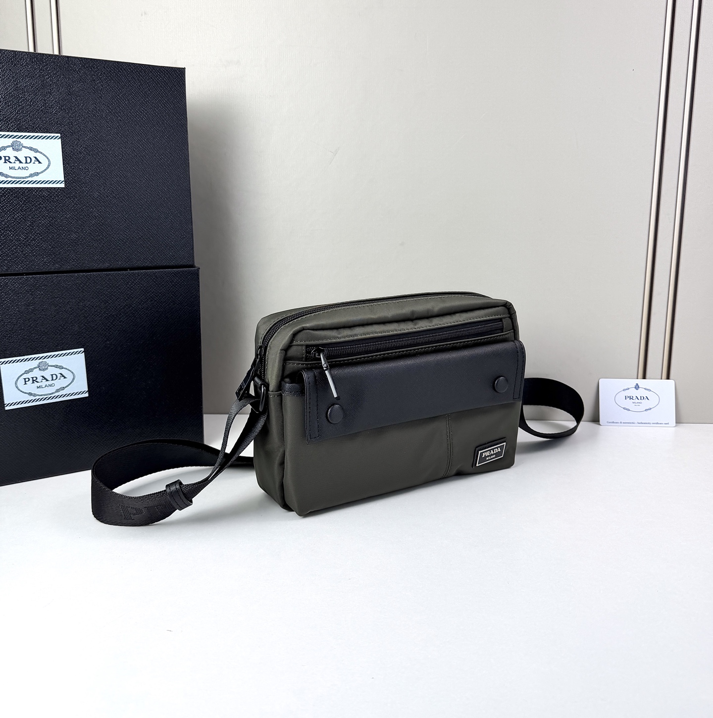 ​​ Prada（普拉达）尼龙斜挎包​​✨ ​​​​材质与质感​​：采用高密度尼龙面料，轻便耐磨且具备一