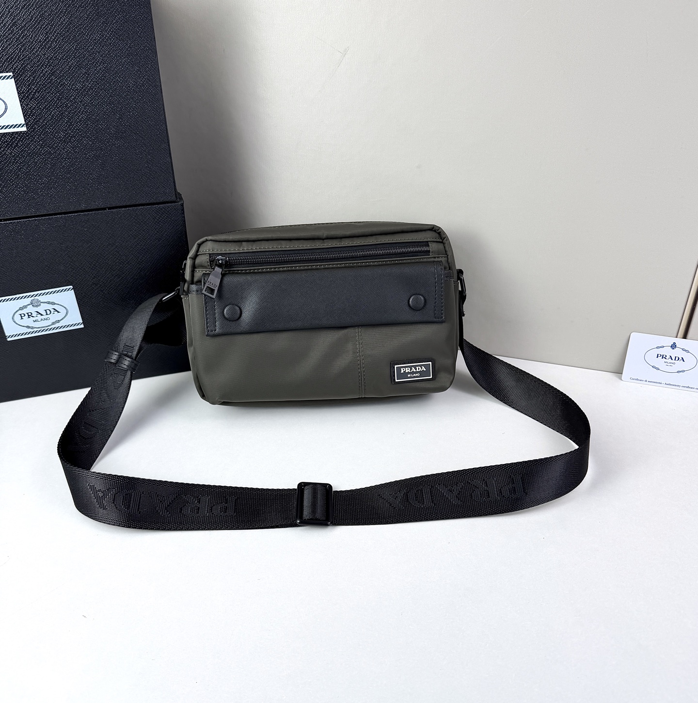 ​​ Prada（普拉达）尼龙斜挎包​​✨ ​​​​材质与质感​​：采用高密度尼龙面料，轻便耐磨且具备一