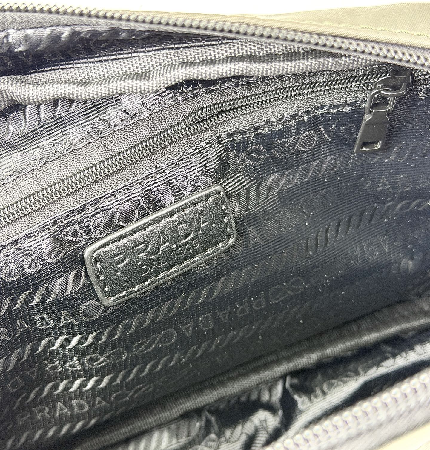 ​​ Prada（普拉达）尼龙斜挎包​​✨ ​​​​材质与质感​​：采用高密度尼龙面料，轻便耐磨且具备一