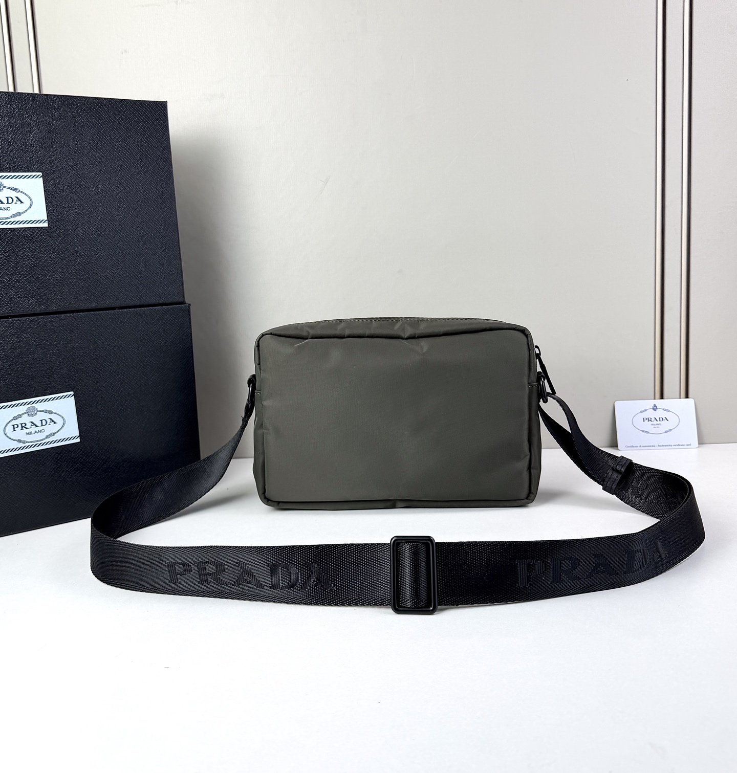 ​​ Prada（普拉达）尼龙斜挎包​​✨ ​​​​材质与质感​​：采用高密度尼龙面料，轻便耐磨且具备一