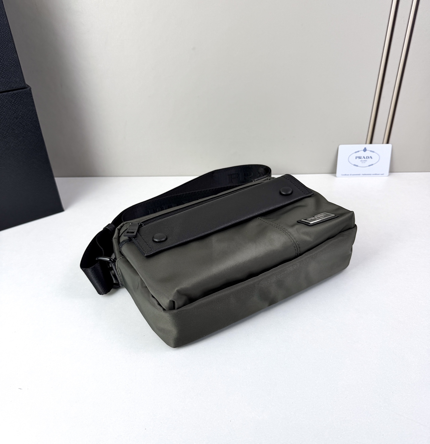 ​​ Prada（普拉达）尼龙斜挎包​​✨ ​​​​材质与质感​​：采用高密度尼龙面料，轻便耐磨且具备一