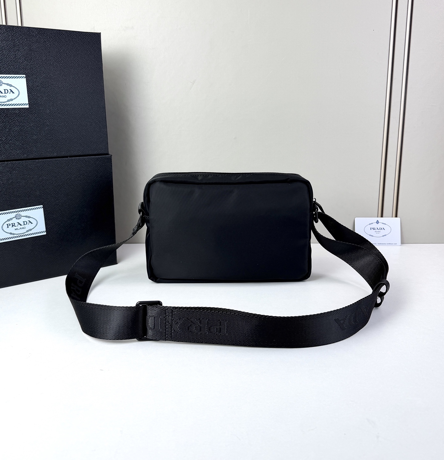 ​​ Prada（普拉达）尼龙斜挎包​​✨ ​​​​材质与质感​​：采用高密度尼龙面料，轻便耐磨且具备一