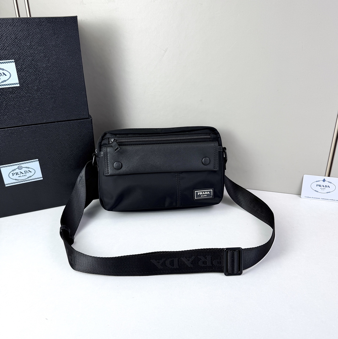 ​​ Prada（普拉达）尼龙斜挎包​​✨ ​​​​材质与质感​​：采用高密度尼龙面料，轻便耐磨且具备一