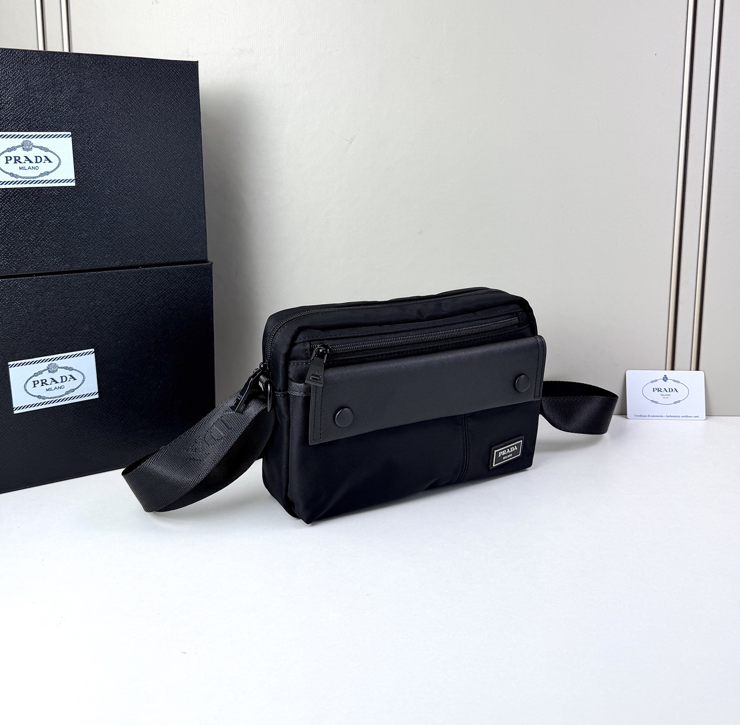 ​​ Prada（普拉达）尼龙斜挎包​​✨ ​​​​材质与质感​​：采用高密度尼龙面料，轻便耐磨且具备一