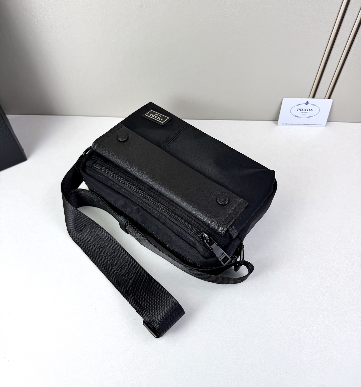 ​​ Prada（普拉达）尼龙斜挎包​​✨ ​​​​材质与质感​​：采用高密度尼龙面料，轻便耐磨且具备一