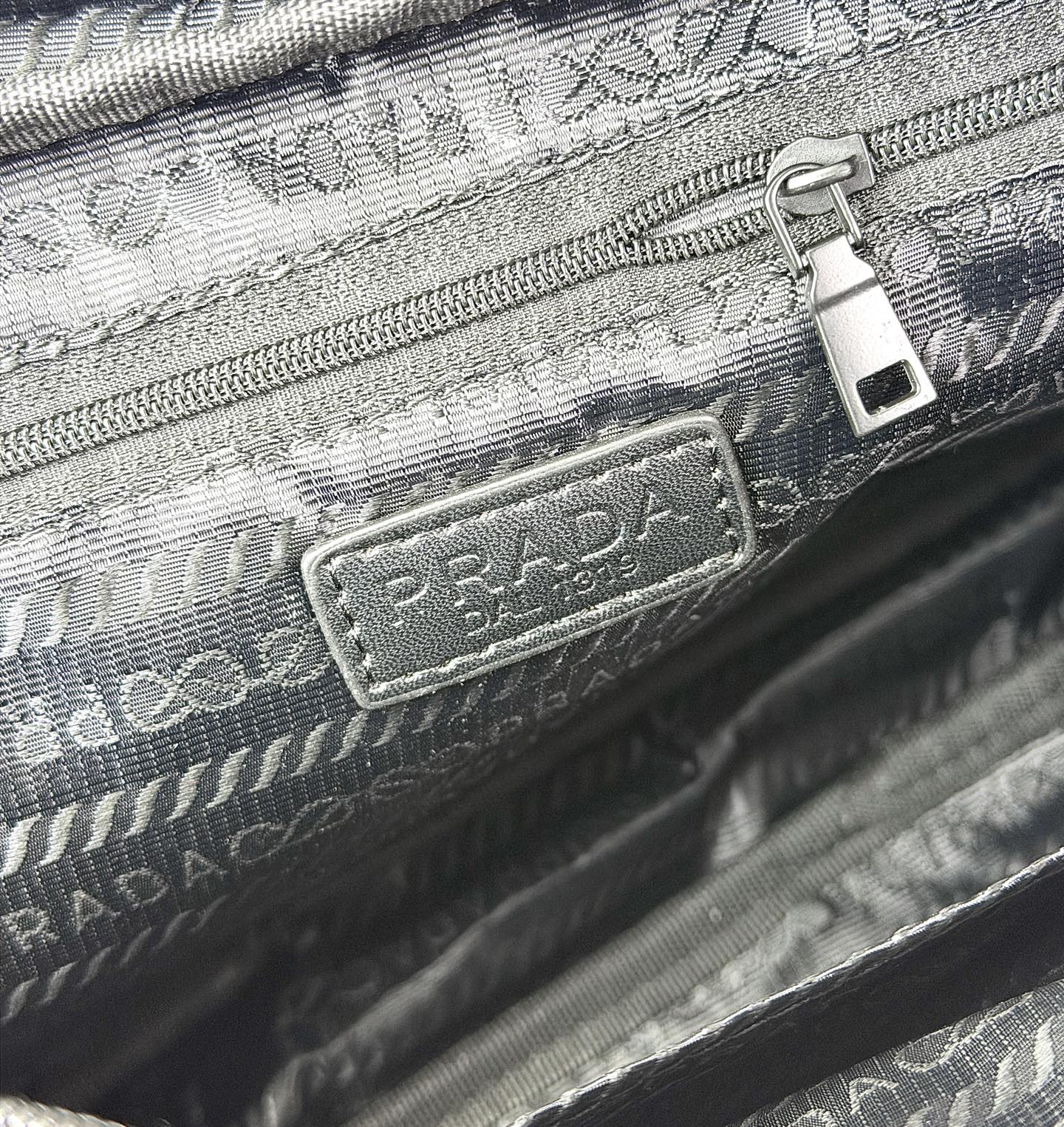 ​​ Prada（普拉达）尼龙斜挎包​​✨ ​​​​材质与质感​​：采用高密度尼龙面料，轻便耐磨且具备一