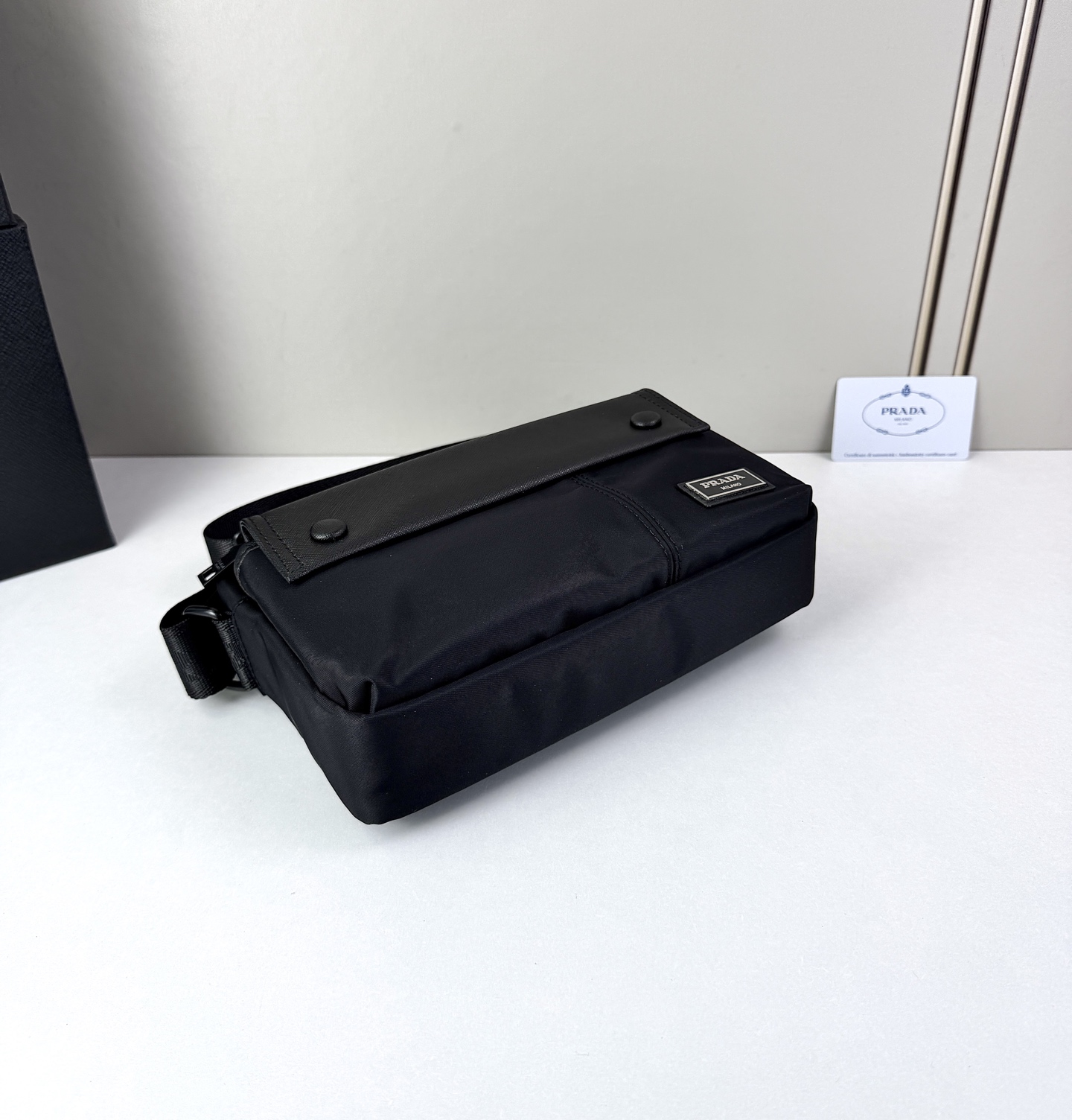 ​​ Prada（普拉达）尼龙斜挎包​​✨ ​​​​材质与质感​​：采用高密度尼龙面料，轻便耐磨且具备一