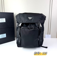 🆕。 26年新款~Prada 🪂“降落伞包”系列的尼龙双肩包采用Prada signature的 🆕。 26年新款~Prada 🪂“降落伞包”系列的尼龙双肩包采用Prada signature的