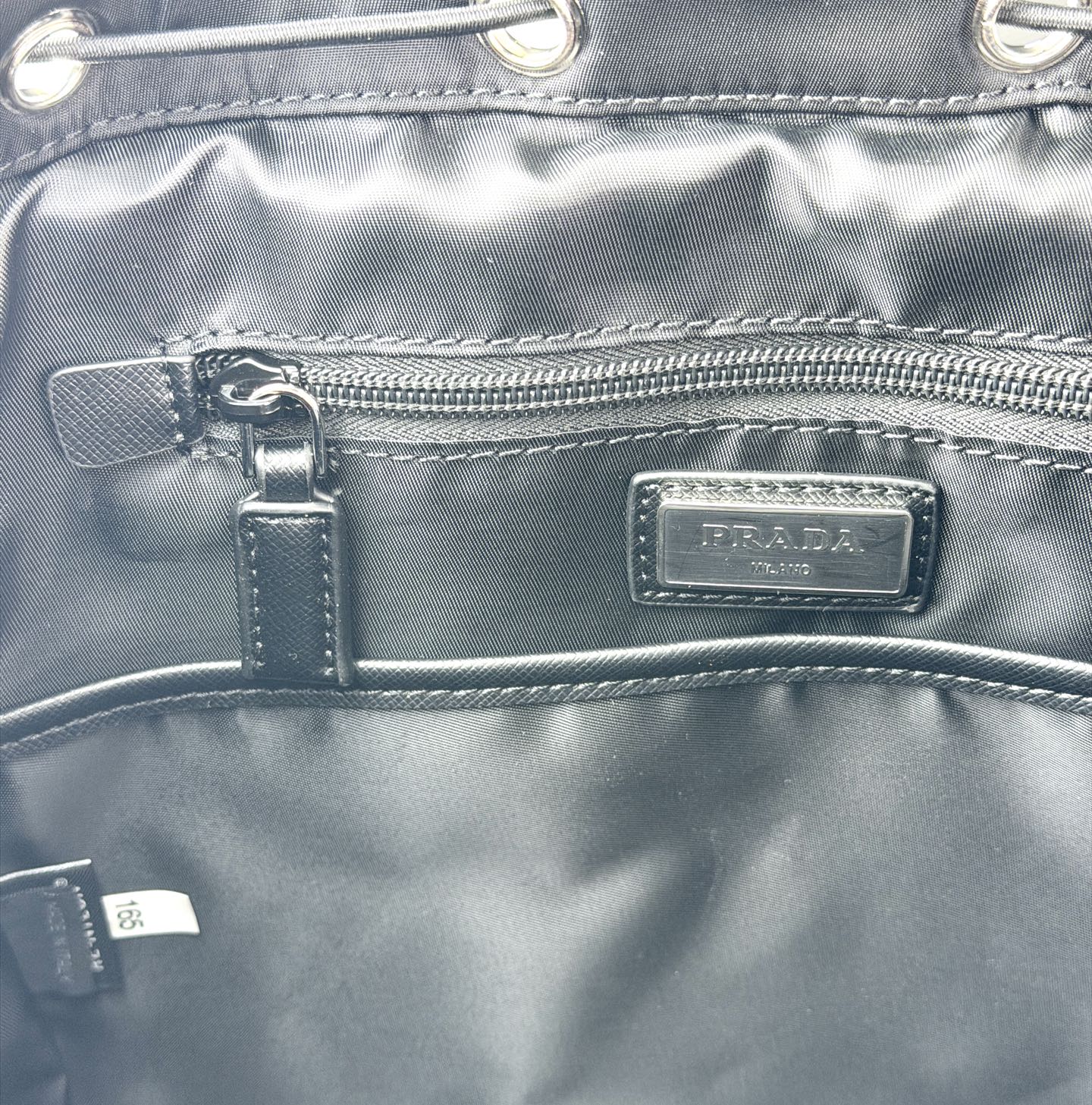 🆕。 26年新款~Prada 🪂“降落伞包”系列的尼龙双肩包采用Prada signature的 🆕。 26年新款~Prada 🪂“降落伞包”系列的尼龙双肩包采用Prada signature的