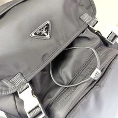 🆕。 26年新款~Prada 🪂“降落伞包”系列的尼龙双肩包采用Prada signature的 🆕。 26年新款~Prada 🪂“降落伞包”系列的尼龙双肩包采用Prada signature的