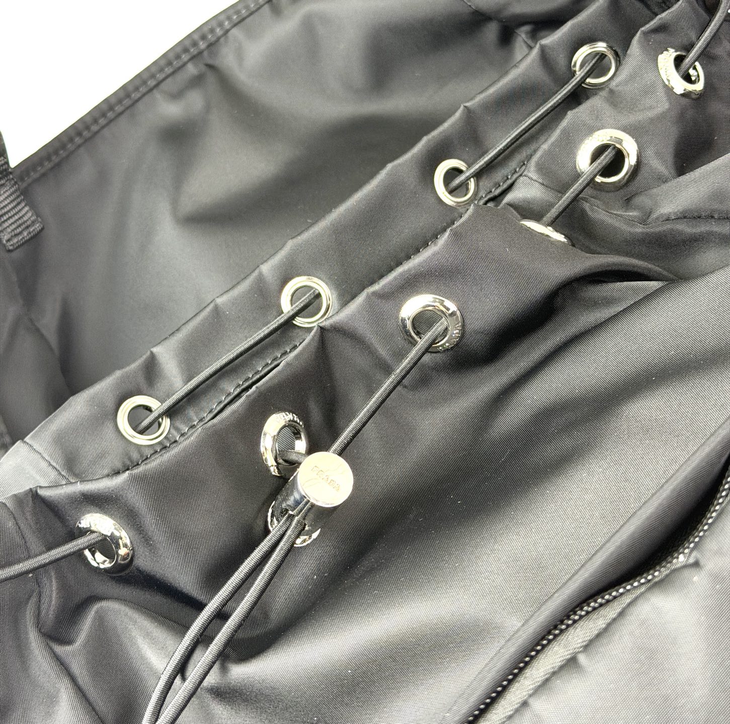 🆕。 26年新款~Prada 🪂“降落伞包”系列的尼龙双肩包采用Prada signature的 🆕。 26年新款~Prada 🪂“降落伞包”系列的尼龙双肩包采用Prada signature的