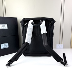 🆕。 26年新款~Prada 🪂“降落伞包”系列的尼龙双肩包采用Prada signature的 🆕。 26年新款~Prada 🪂“降落伞包”系列的尼龙双肩包采用Prada signature的