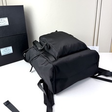 🆕。 26年新款~Prada 🪂“降落伞包”系列的尼龙双肩包采用Prada signature的 🆕。 26年新款~Prada 🪂“降落伞包”系列的尼龙双肩包采用Prada signature的
