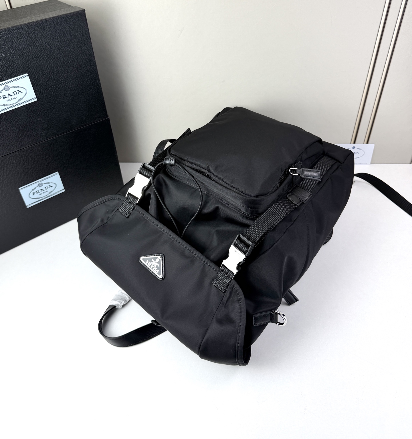 🆕。 26年新款~Prada 🪂“降落伞包”系列的尼龙双肩包采用Prada signature的 🆕。 26年新款~Prada 🪂“降落伞包”系列的尼龙双肩包采用Prada signature的