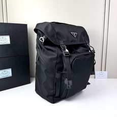 🆕。 26年新款~Prada 🪂“降落伞包”系列的尼龙双肩包采用Prada signature的 🆕。 26年新款~Prada 🪂“降落伞包”系列的尼龙双肩包采用Prada signature的