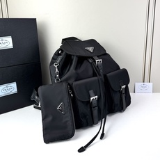 💥超火。的 Prada Re-Nylon 降落伞尼龙双肩包🎒(中号)✅ 材质:采用再生尼 💥超火。的 Prada Re-Nylon 降落伞尼龙双肩包🎒(中号)✅ 材质:采用再生尼