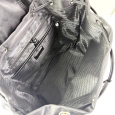 💥超火。的 Prada Re-Nylon 降落伞尼龙双肩包🎒(中号)✅ 材质:采用再生尼 💥超火。的 Prada Re-Nylon 降落伞尼龙双肩包🎒(中号)✅ 材质:采用再生尼