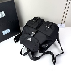 💥超火。的 Prada Re-Nylon 降落伞尼龙双肩包🎒(中号)✅ 材质:采用再生尼 💥超火。的 Prada Re-Nylon 降落伞尼龙双肩包🎒(中号)✅ 材质:采用再生尼