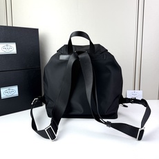 💥超火。的 Prada Re-Nylon 降落伞尼龙双肩包🎒(中号)✅ 材质:采用再生尼 💥超火。的 Prada Re-Nylon 降落伞尼龙双肩包🎒(中号)✅ 材质:采用再生尼