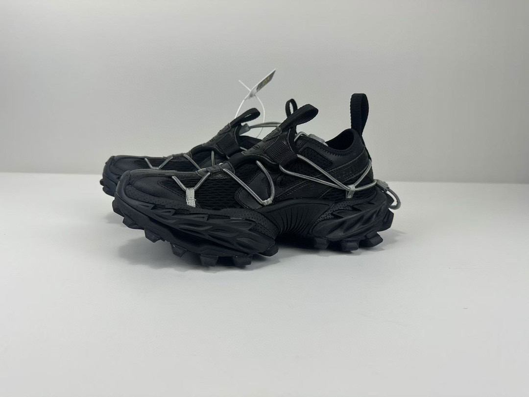 BALENCIAGA Hike Trail Sneaker \n巴黎世家\n代系列低帮复古阔型厚底户外姥爹风潮流百搭休闲运动越野慢跑鞋 男女鞋配件防尘袋及说明书!!,升级加厚鞋盒 全部采用湖南兴鼎原厂档案原楦数据开发 采用同源一致环保纤维革组合网织布鞋面材质(原鞋一致重度做旧效果!!) \n原装EVA环保去臭环型鞋垫 开发层私模,搭载轻量发泡EVA缓震中底,组合锯齿防滑橡胶大底\n尺码：-（偏大一码）\nPSD